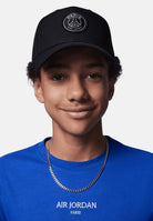 JORDAN Cappello con visiera Jordan Paris Saint-Germain nero per bambino e bambina 9A0999 023 JORDAN 