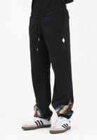 MARCELO BURLON COUNTY OF MILAN Pantalone sportivo nero da uomo con stampa ali F5CAMAFP026 110 MARCELO BURLON COUNTY OF MILAN 