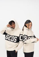 GCDS Felpa con cappuccio beige per uomo e donna caratterizzata da banda a contrasto e logo B1XM1900JD1 09 GCDS 