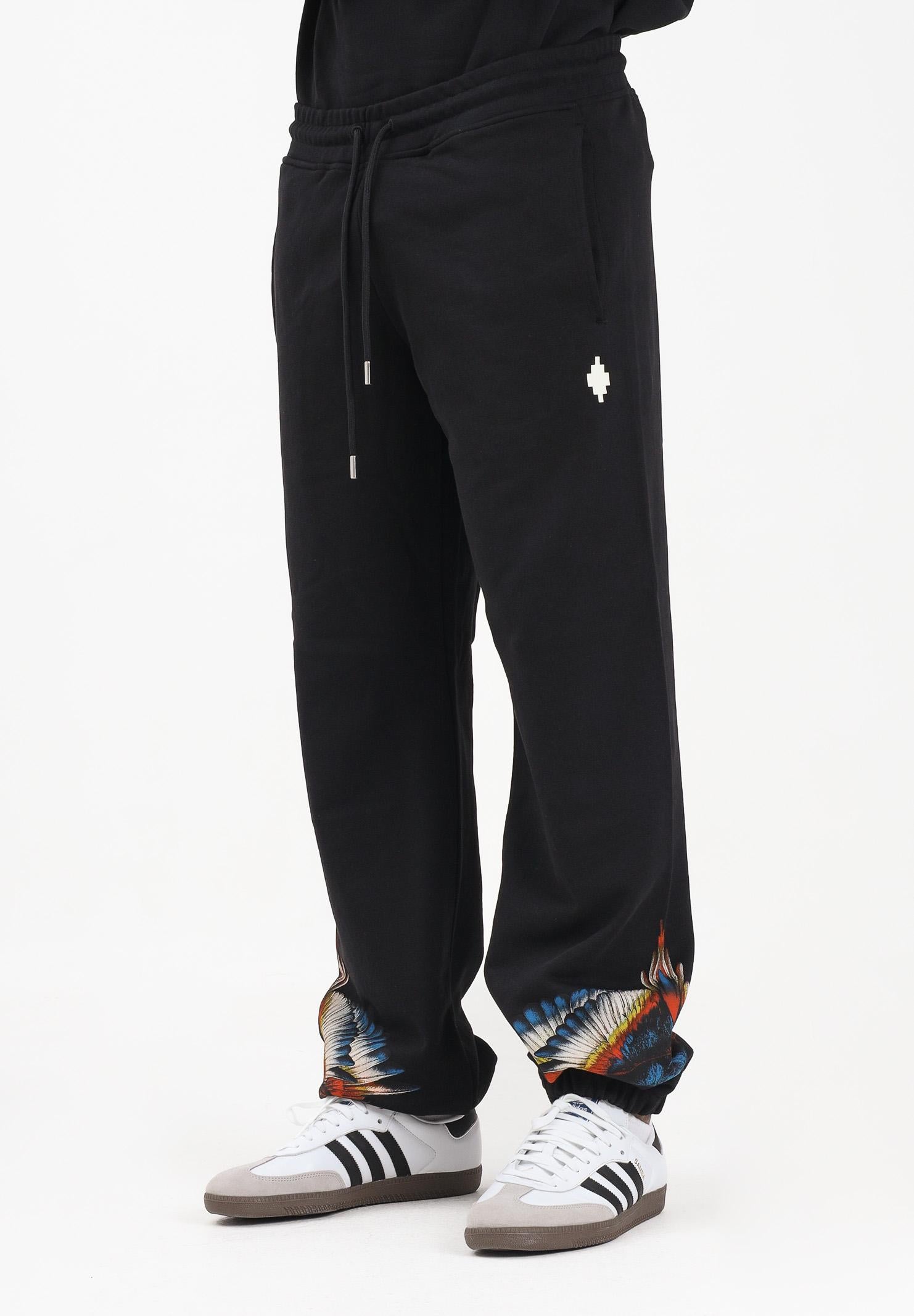 MARCELO BURLON COUNTY OF MILAN Pantalone sportivo nero da uomo con stampa ali F5CAMAFP026 110 MARCELO BURLON COUNTY OF MILAN 
