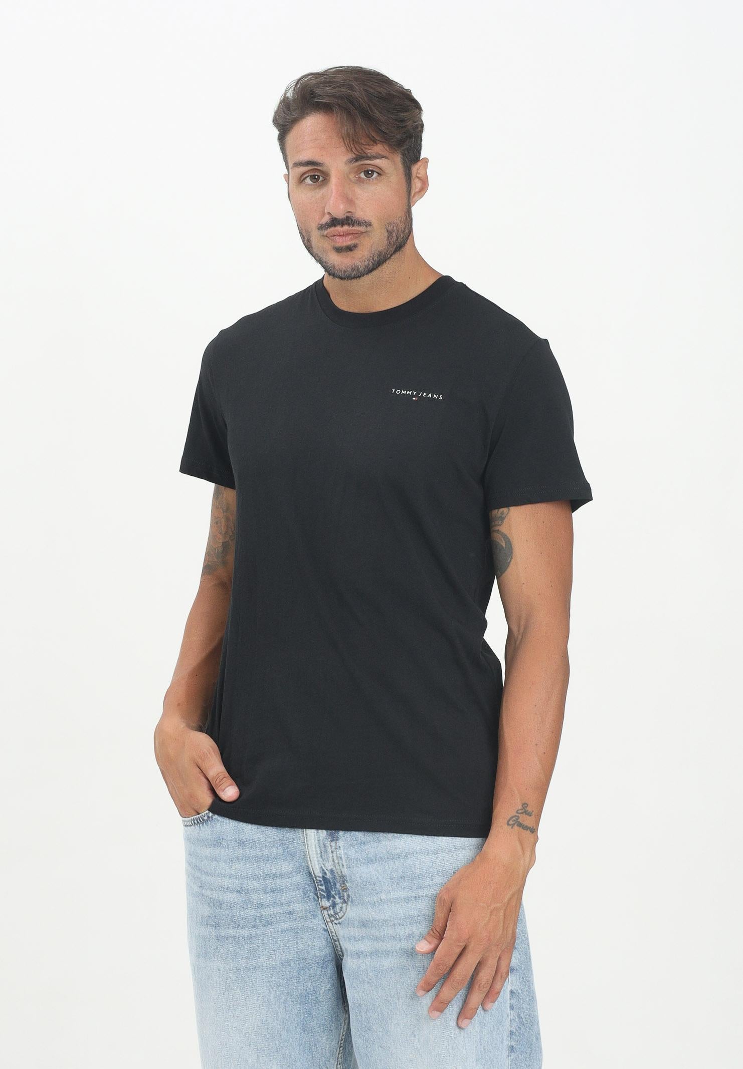TOMMY JEANS T-shirt a manica corta nera da uomo con logo DM0DM21780BDS  TOMMY JEANS 