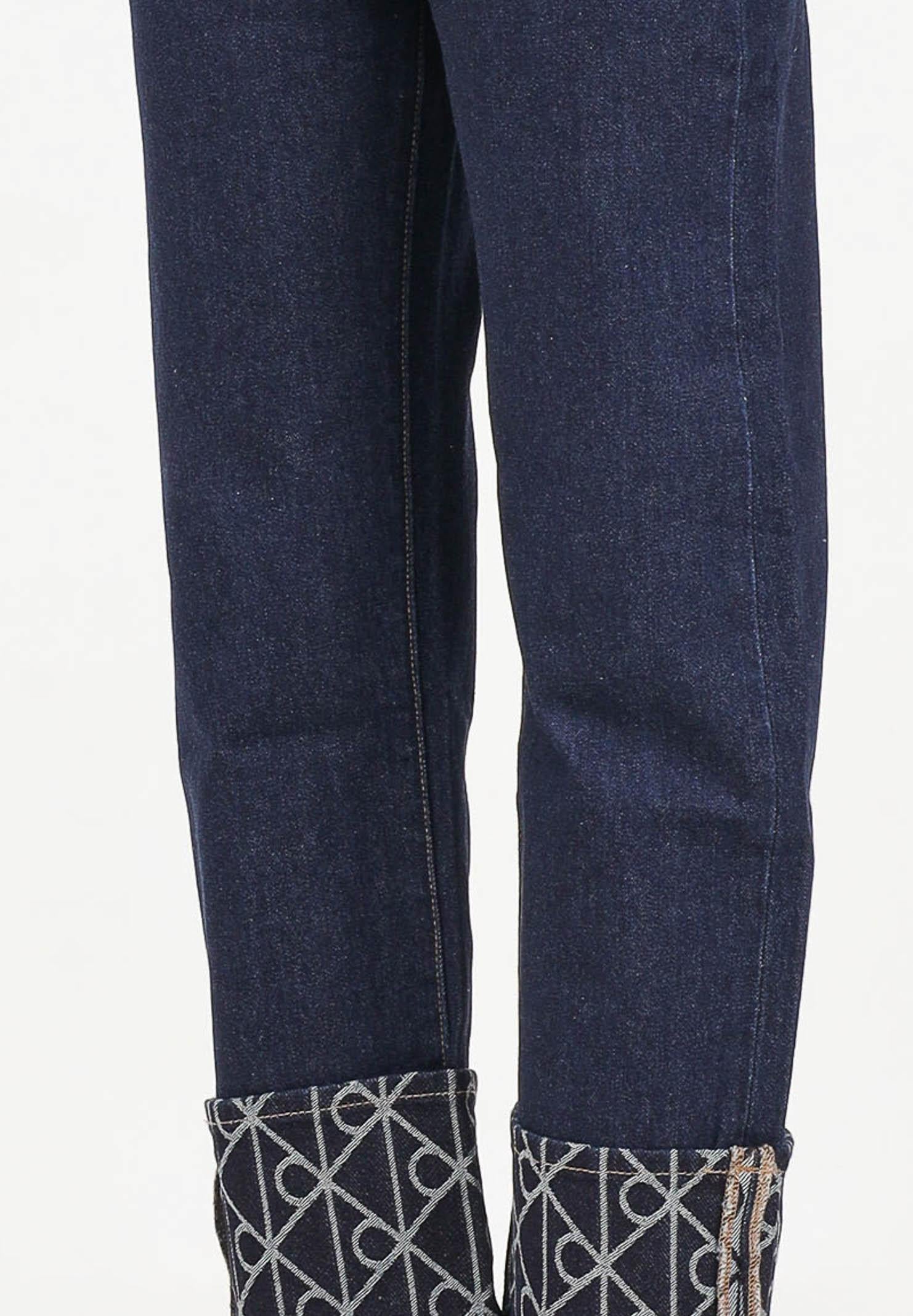 CALVIN KLEIN JEANS Jeans in denim blu da donna con risvolto logato LV047D711GZ1H . CALVIN KLEIN JEANS 