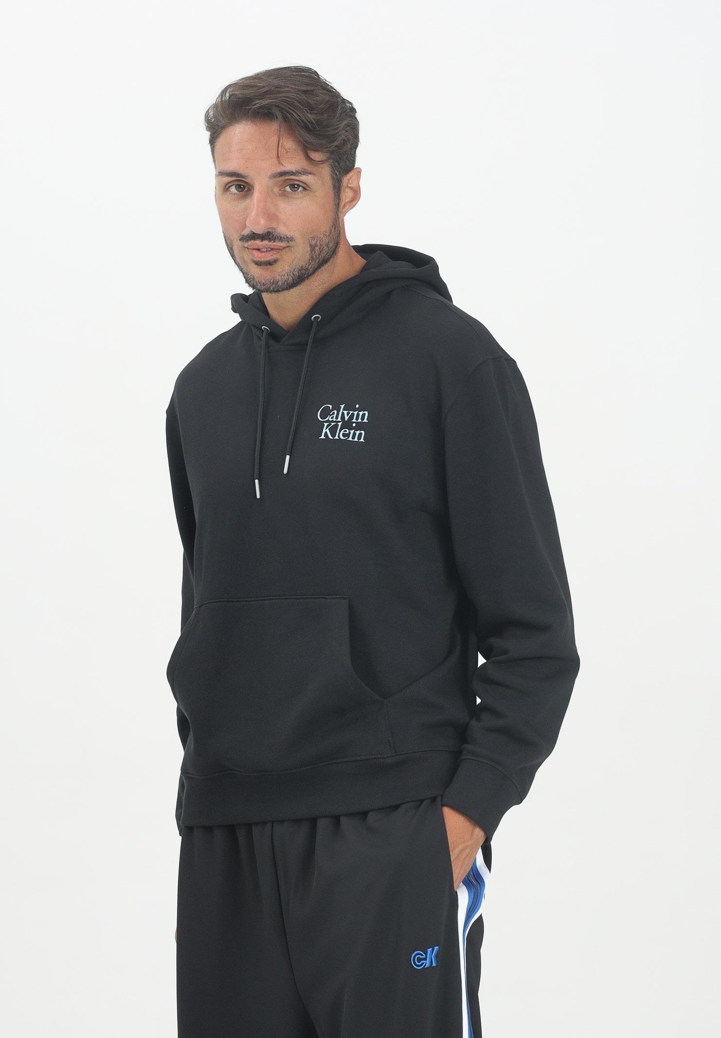 CALVIN KLEIN JEANS Felpa con cappuccio nera da uomo rifinita da ricamo logo LV04RC295GUB1  CALVIN KLEIN JEANS 