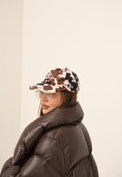 NEW ERA Cappello con visiera Animal Print 9Twenty New York Yankees con fantasia mucca nei toni del panna, marrone e nero per uomo e donna 60844104 . NEW ERA 