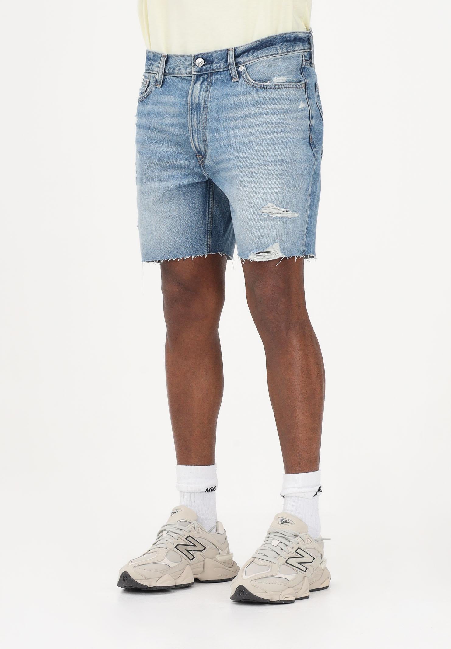CALVIN KLEIN JEANS Shorts in denim chiaro da uomo con leggere abrasioni e piccoli strappi decorativi LV04RF790G XBI CALVIN KLEIN JEANS 