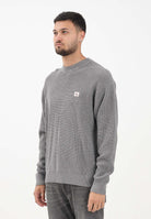 CALVIN KLEIN JEANS Maglioncino girocollo grigio da uomo con patch logo LV04RD313GP7E . CALVIN KLEIN JEANS 