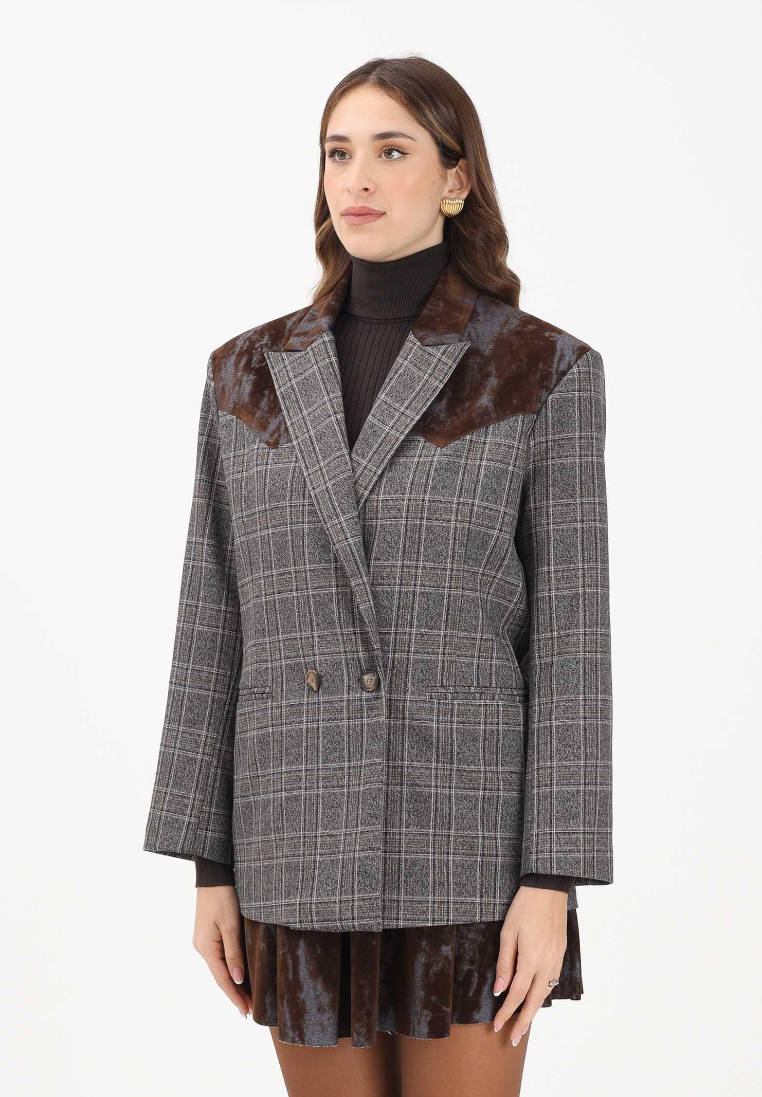 VICOLO Giacca doppiopetto da donna realizzata in tessuto a quadri principe di Galles nei toni del grigio e marrone TF1750 PR VICOLO 