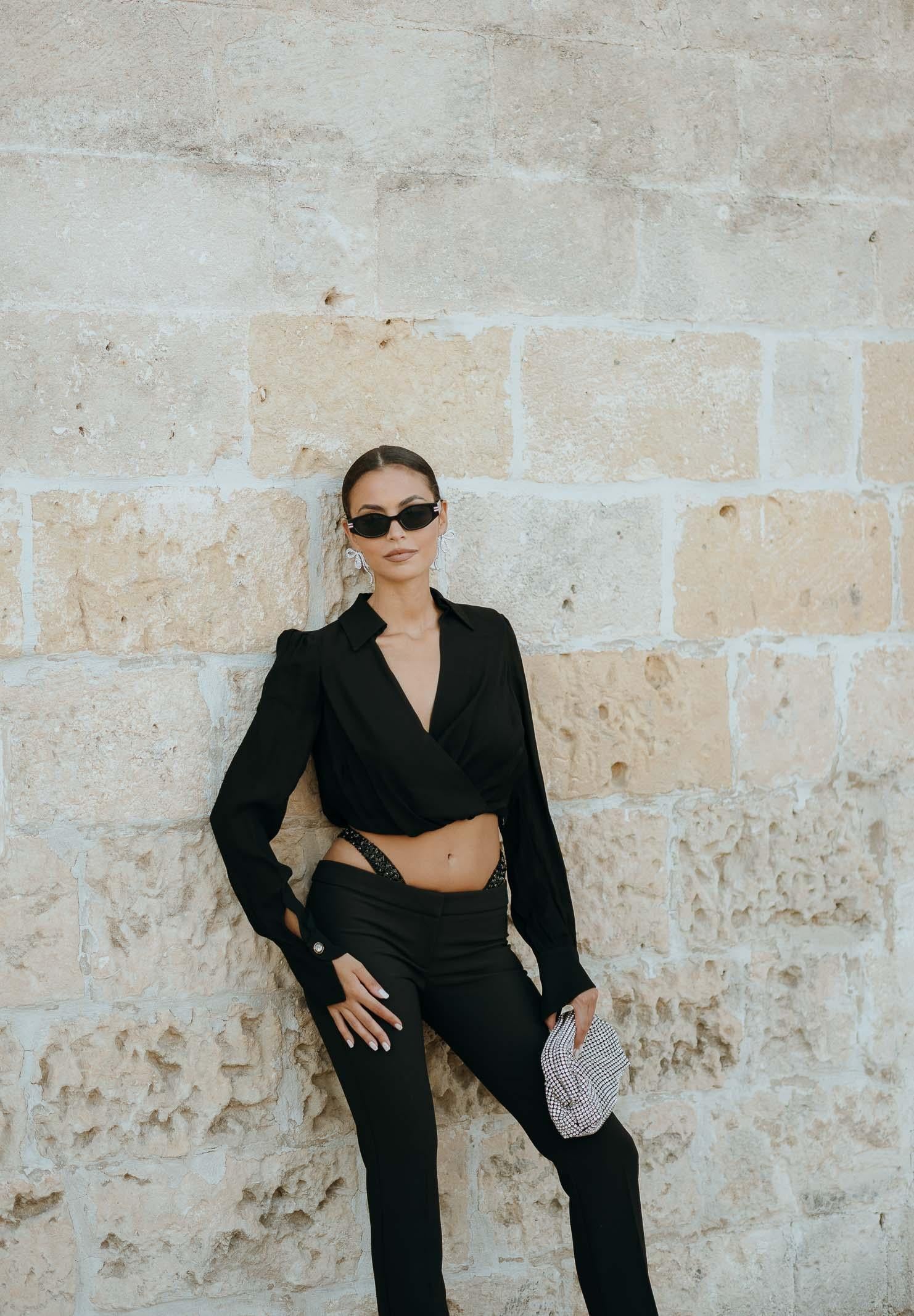 ELISABETTA FRANCHI Blusa cropped nera da donna con dettaglio gioiello CAT0256E2 110 ELISABETTA FRANCHI 