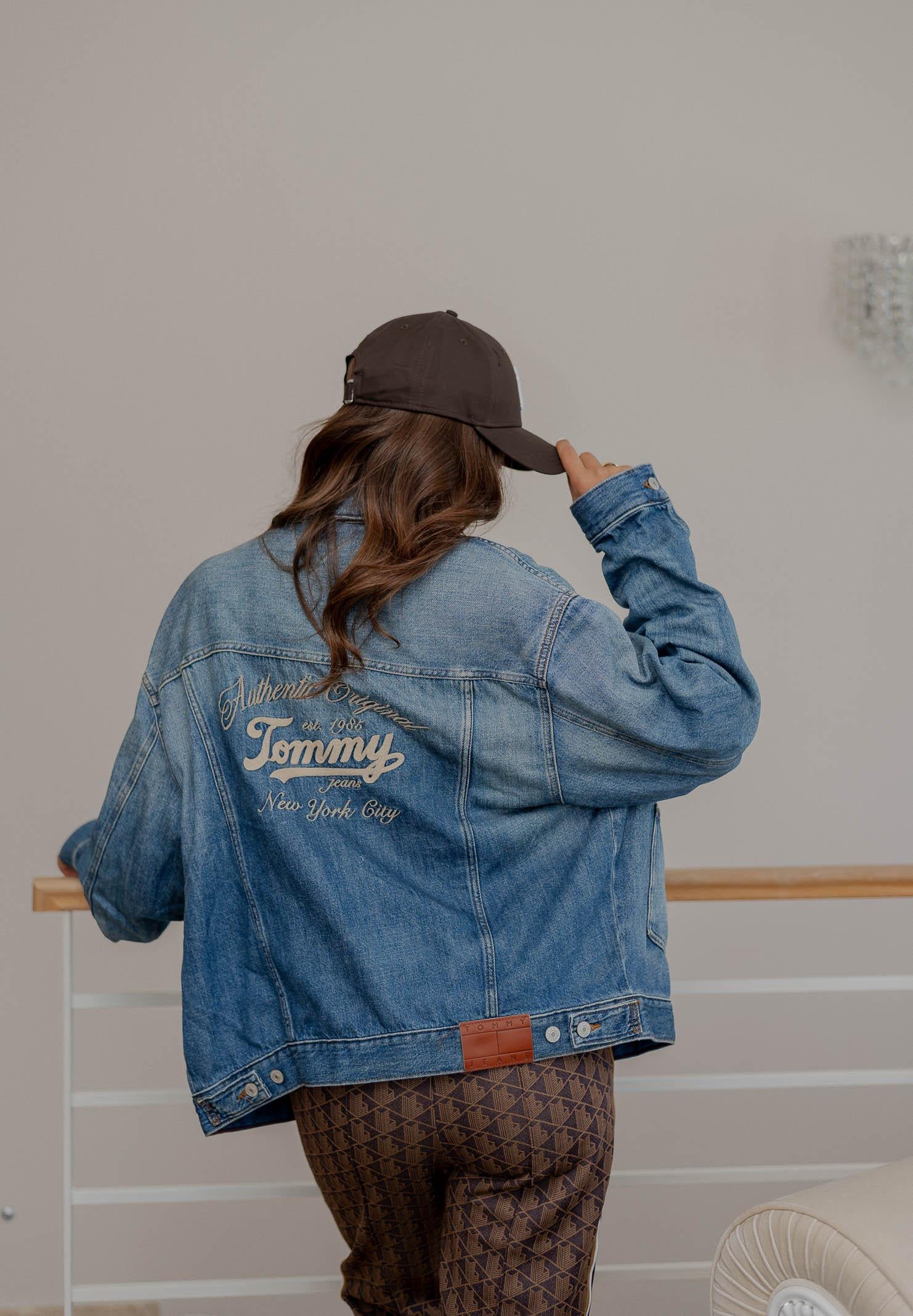 TOMMY JEANS Giubbotto di jeans in denim chiaro da uomo con ricamo logo sul retro DM0DM217241A5 . TOMMY JEANS 