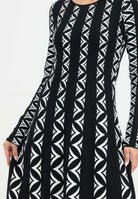 Abito corto nero da donna con fantasia a righe e motivo geometrico VSKD07009 NERO AKEP 