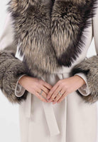 YES LONDON Cappotto gesso da donna con dettagli in vera pelliccia di volpe CD1229 GE YES LONDON 