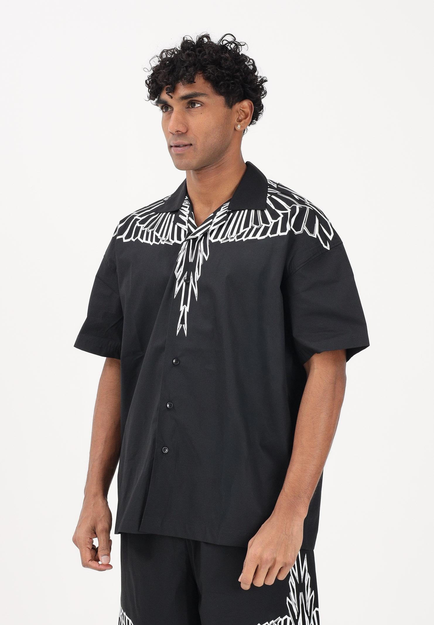 MARCELO BURLON COUNTY OF MILAN Camicia a manica corta nera da uomo con stampa grafica S6CMMASI009 110 MARCELO BURLON COUNTY OF MILAN 