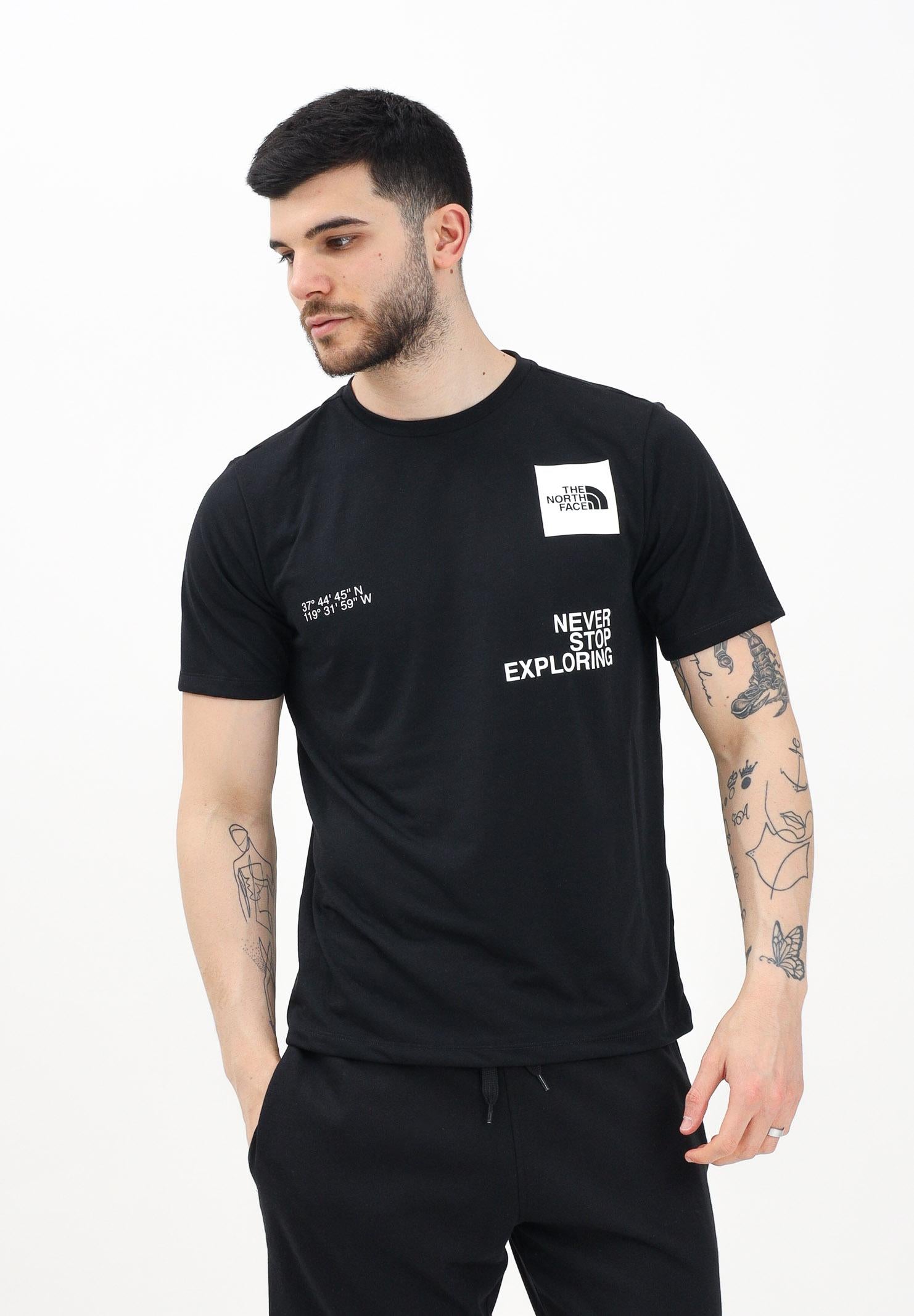 THE NORTH FACE T-shirt a manica corta Foundation Mountain Coordinates nera da uomo NF0A8BQXJK31 . THE NORTH FACE 