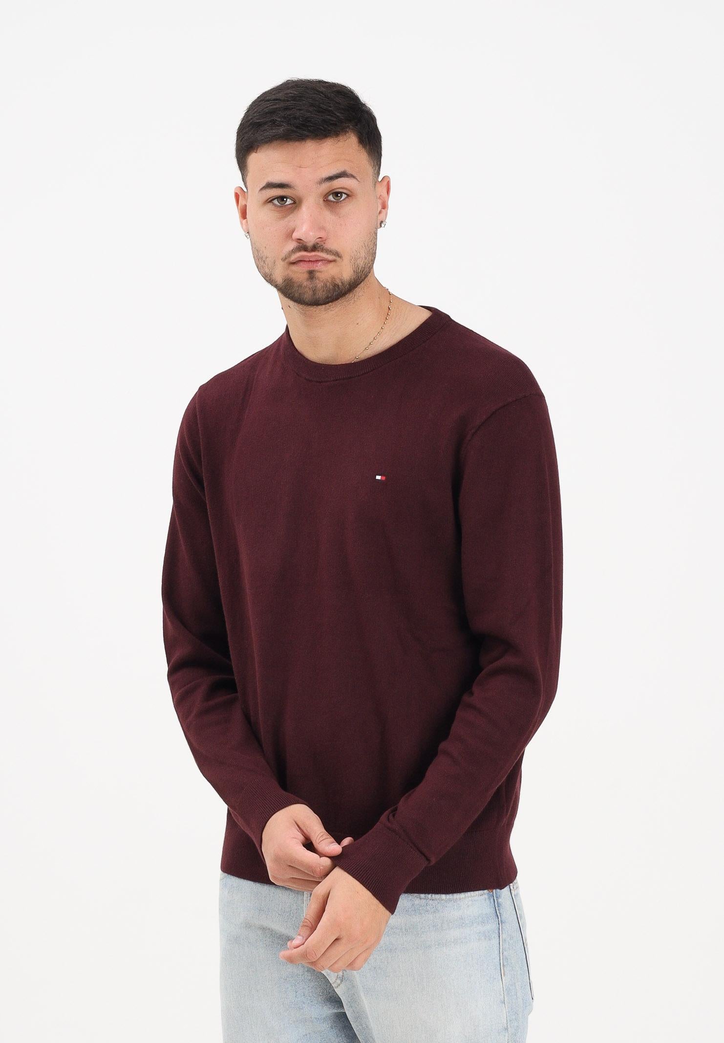 TOMMY HILFIGHER Maglioncino girocollo bordeaux da uomo con ricamo bandierina Tommy Hilfigher MW0MW28046XIH . TOMMY HILFIGER 