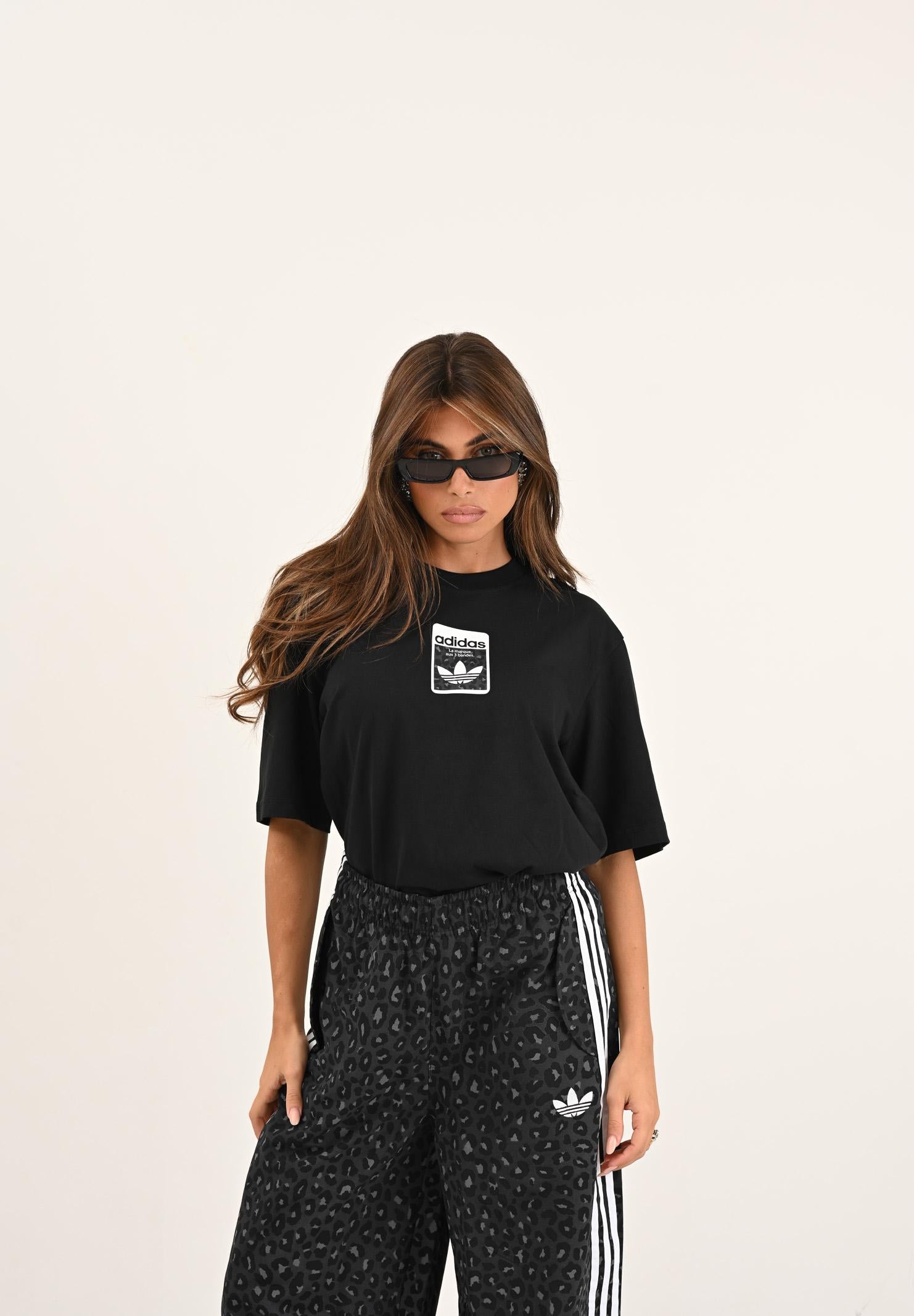 ADIDAS ORIGINALS T-shirt a manica corta Leo Oversize nera da donna JV7569  ADIDAS ORIGINALS 
