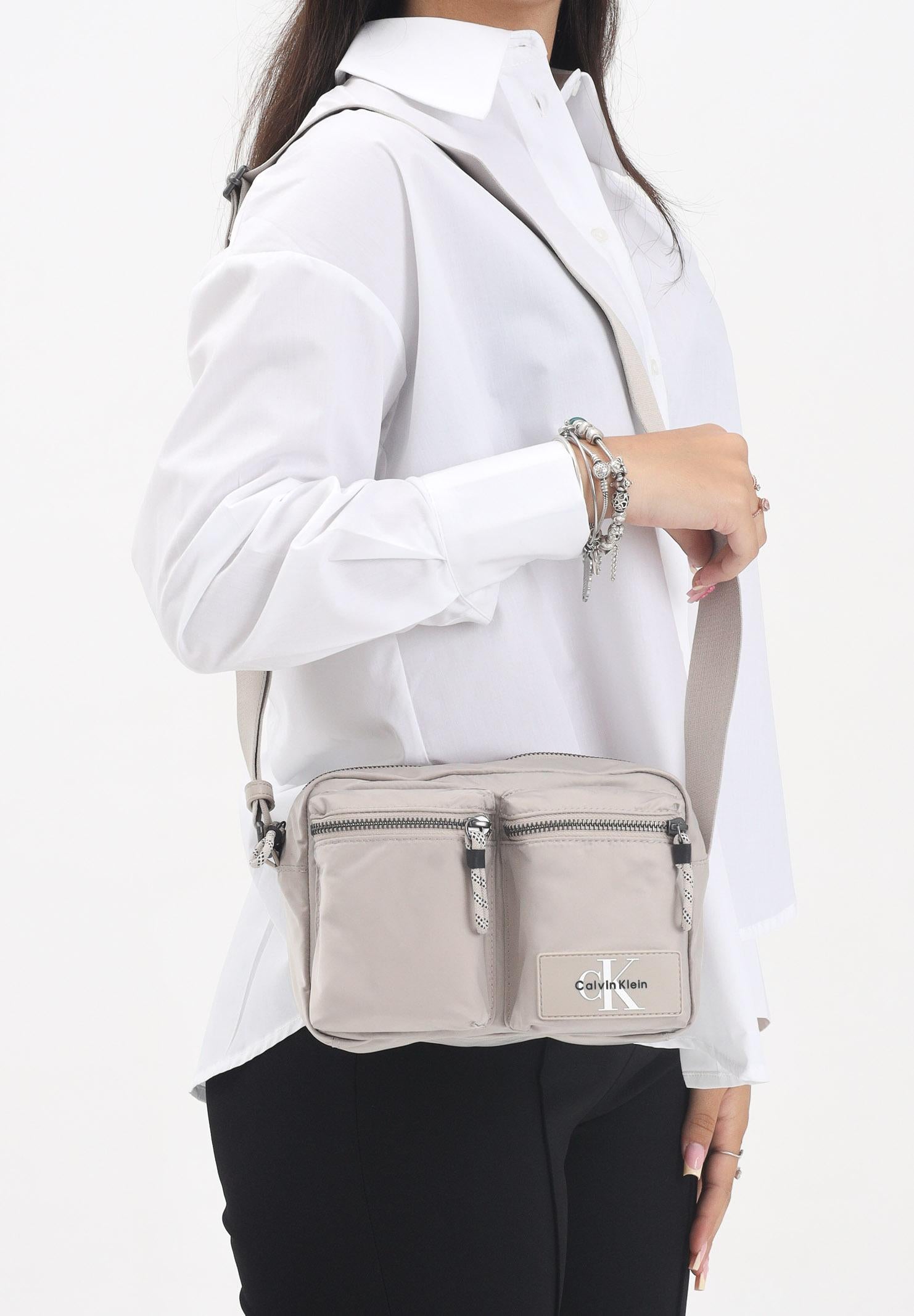 CALVIN KLEIN Borsa a tracolla beige: stile tecnico uomo e donna