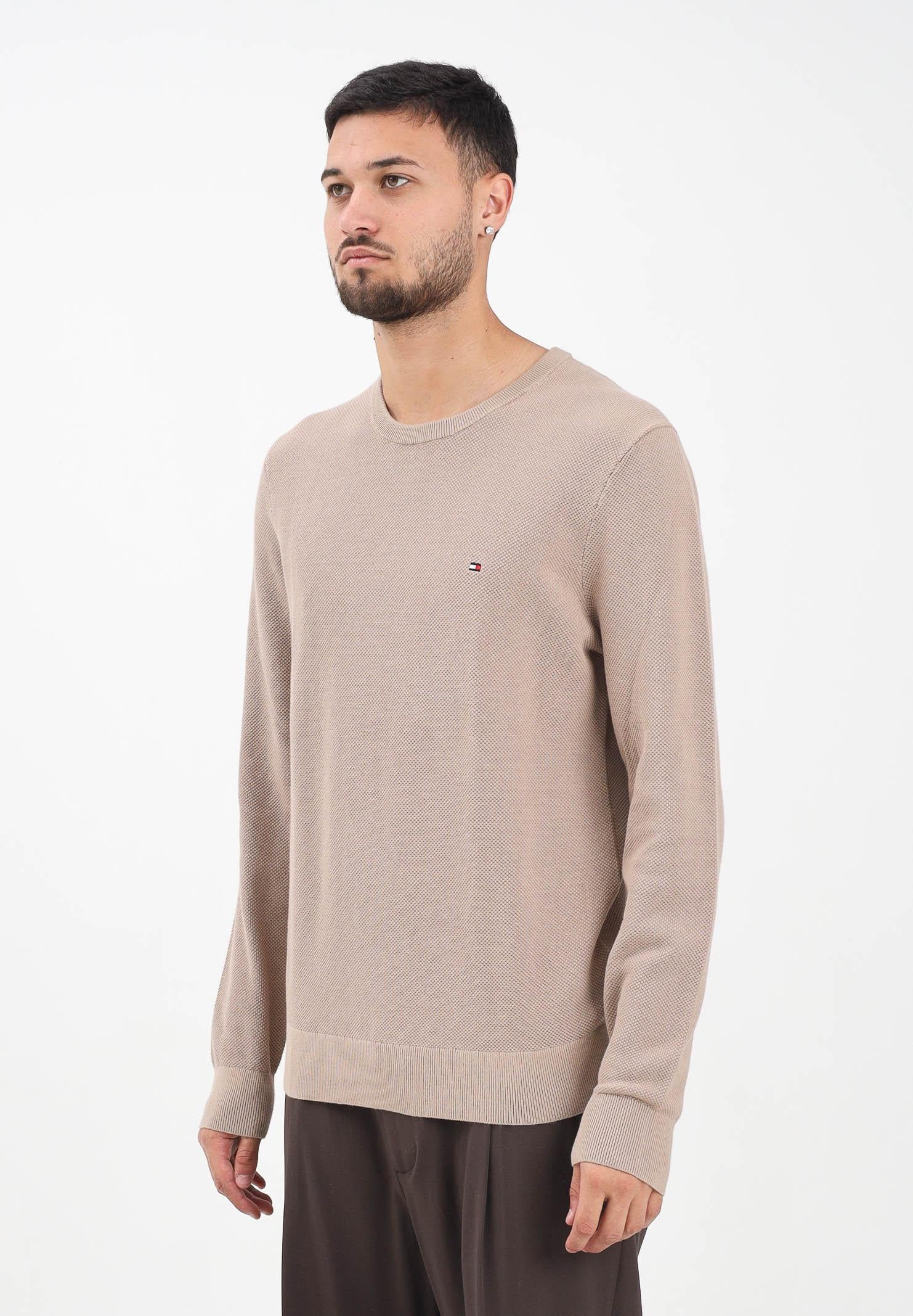 TOMMY HILFIGER Maglioncino girocollo beige da uomo con ricamo bandierina MW0MW36347AFE  TOMMY HILFIGER 