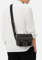 LACOSTE Borsa a tracolla nera per uomo e donna con monogramma The Blend NH3787 H45 LACOSTE 