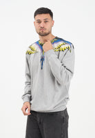 MARCELO BURLON COUNTY OF MILAN Felpa girocollo grigia da uomo con stampa ali multicolore F5CAMASW061 101 MARCELO BURLON COUNTY OF MILAN 