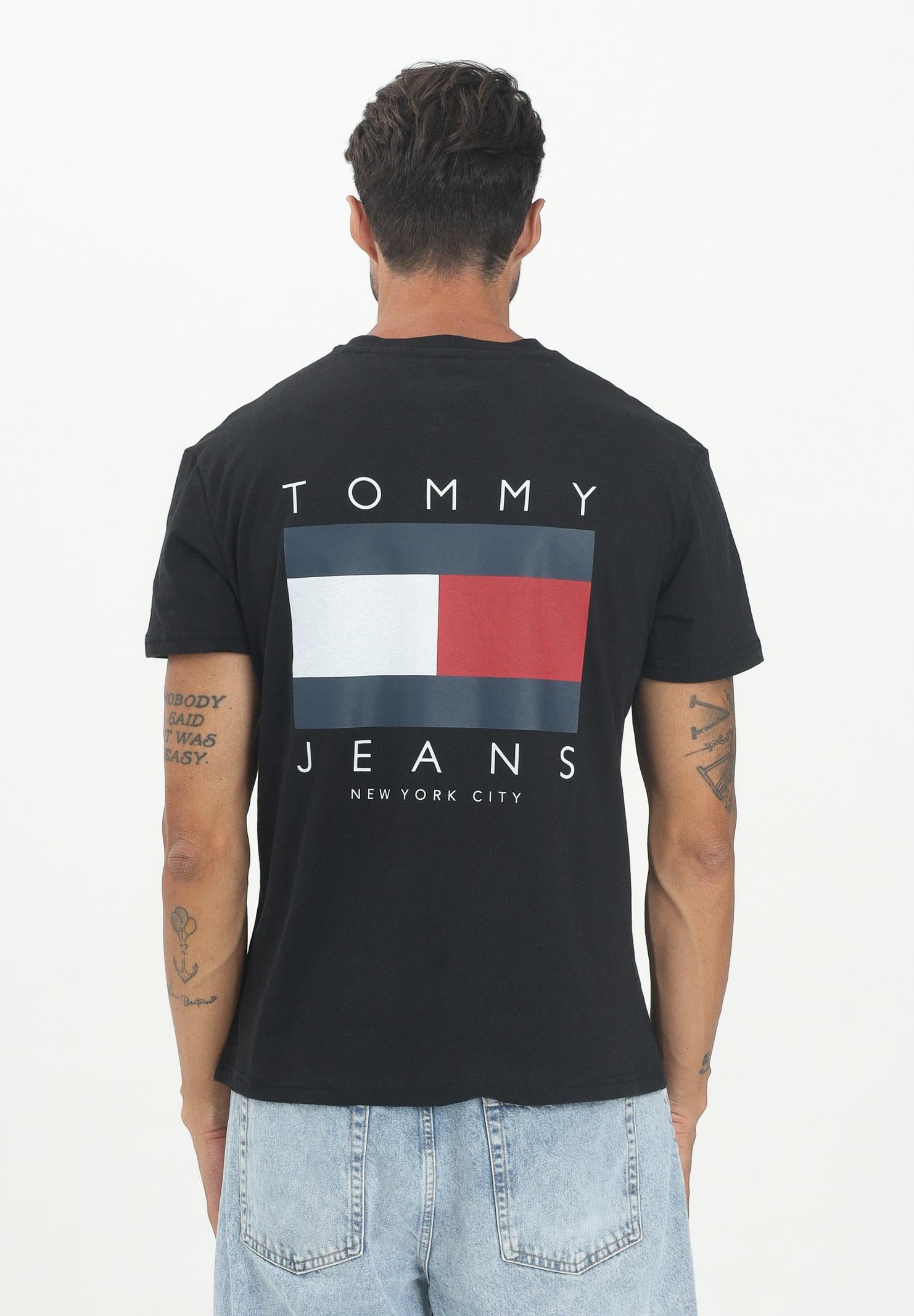 TOMMY JEANS T-shirt a manica corta nera da uomo con maxi logo DM0DM21910BDS . TOMMY JEANS 