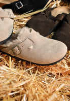 BIRKENSTOCK Ciabatte Boston con pelliccia beige per uomo e donna 1028299 . BIRKENSTOCK 