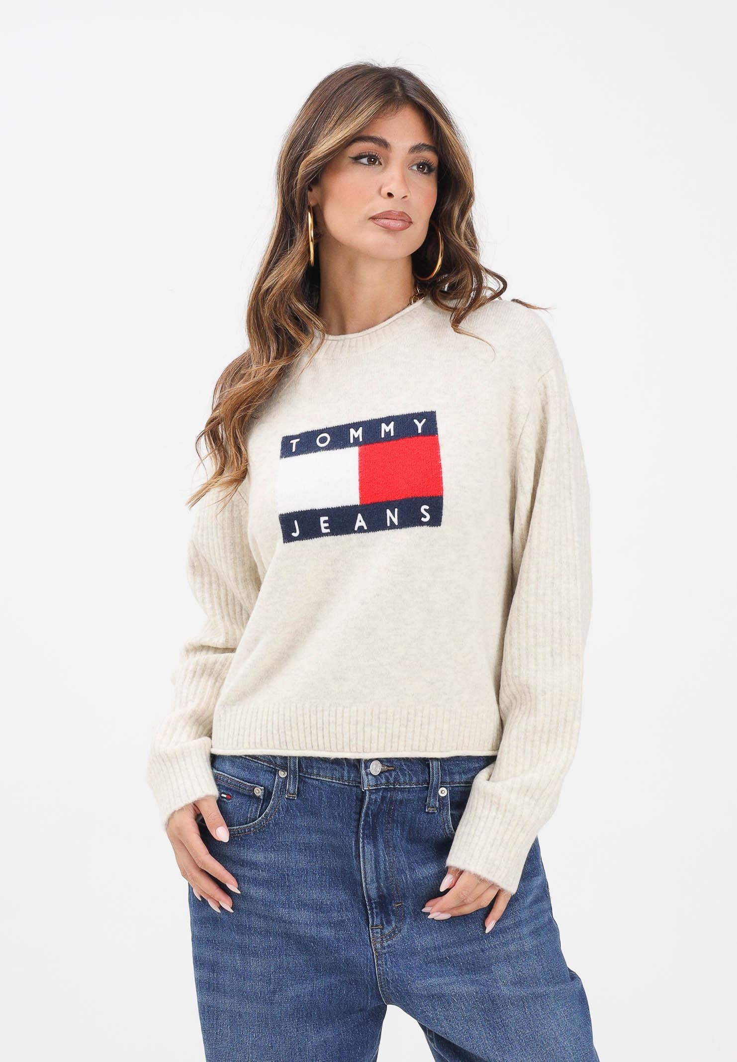 TOMMY JEANS Maglioncino girocollo panna da donna con bandiera DW0DW21782AFN  TOMMY JEANS 