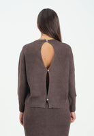 VICOLO Maglioncino girocollo marrone da donna con dettagli cut-out sul retro 77064F FU691 VICOLO 
