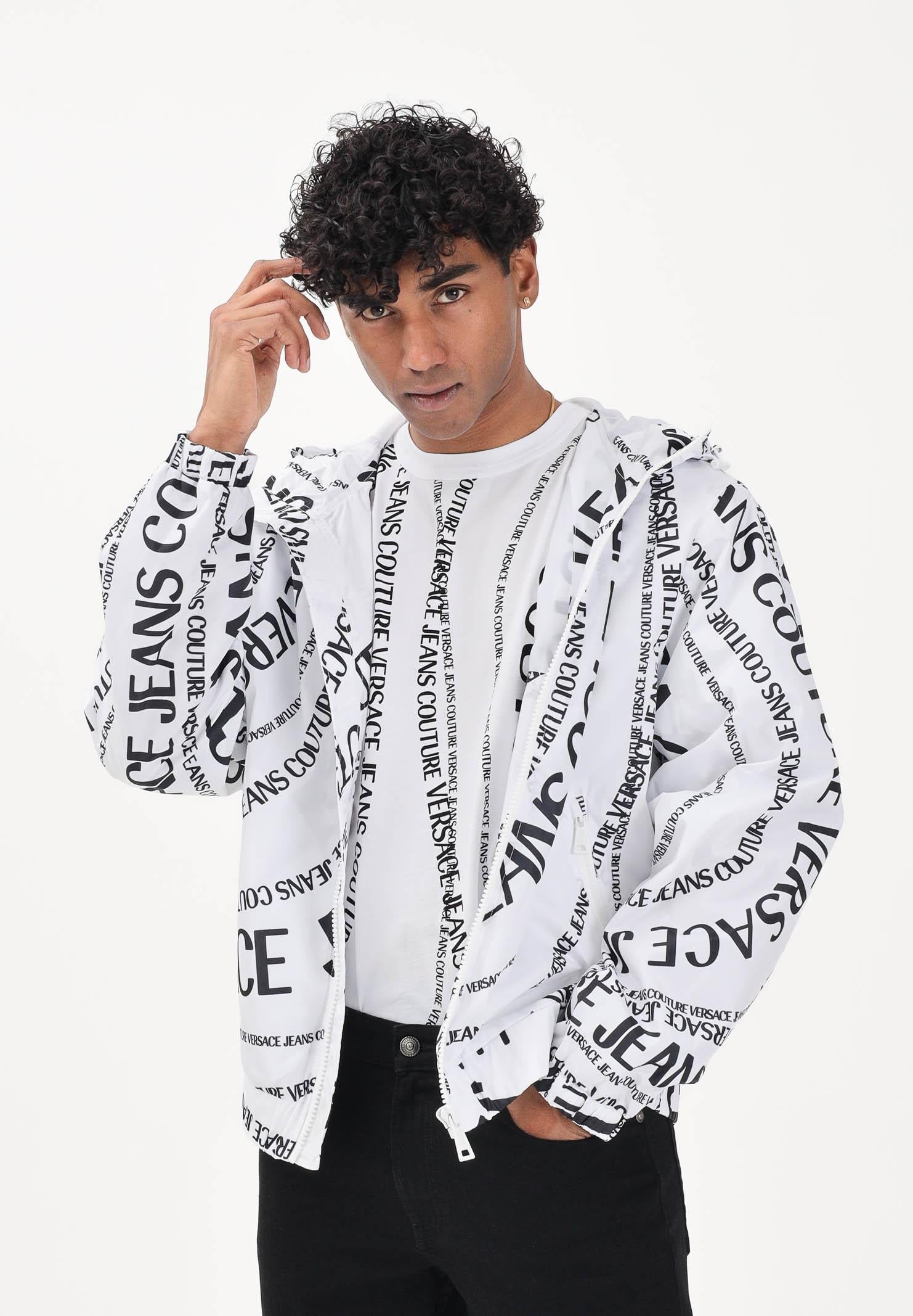 VERSACE JEANS COUTURE Giacca a vento bianca da uomo con stampa Logomania 80GAS4D6CQ31D L02 VERSACE JEANS COUTURE 