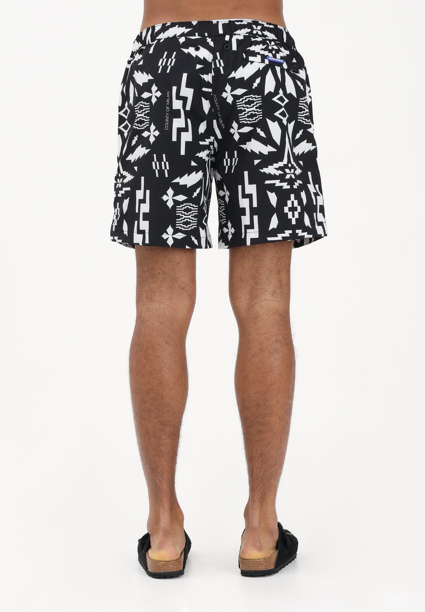 MARCELO BURLON COUNTY OF MILAN Shorts mare nero da uomo con fantasia COMAS2606410888 . MARCELO BURLON COUNTY OF MILAN 