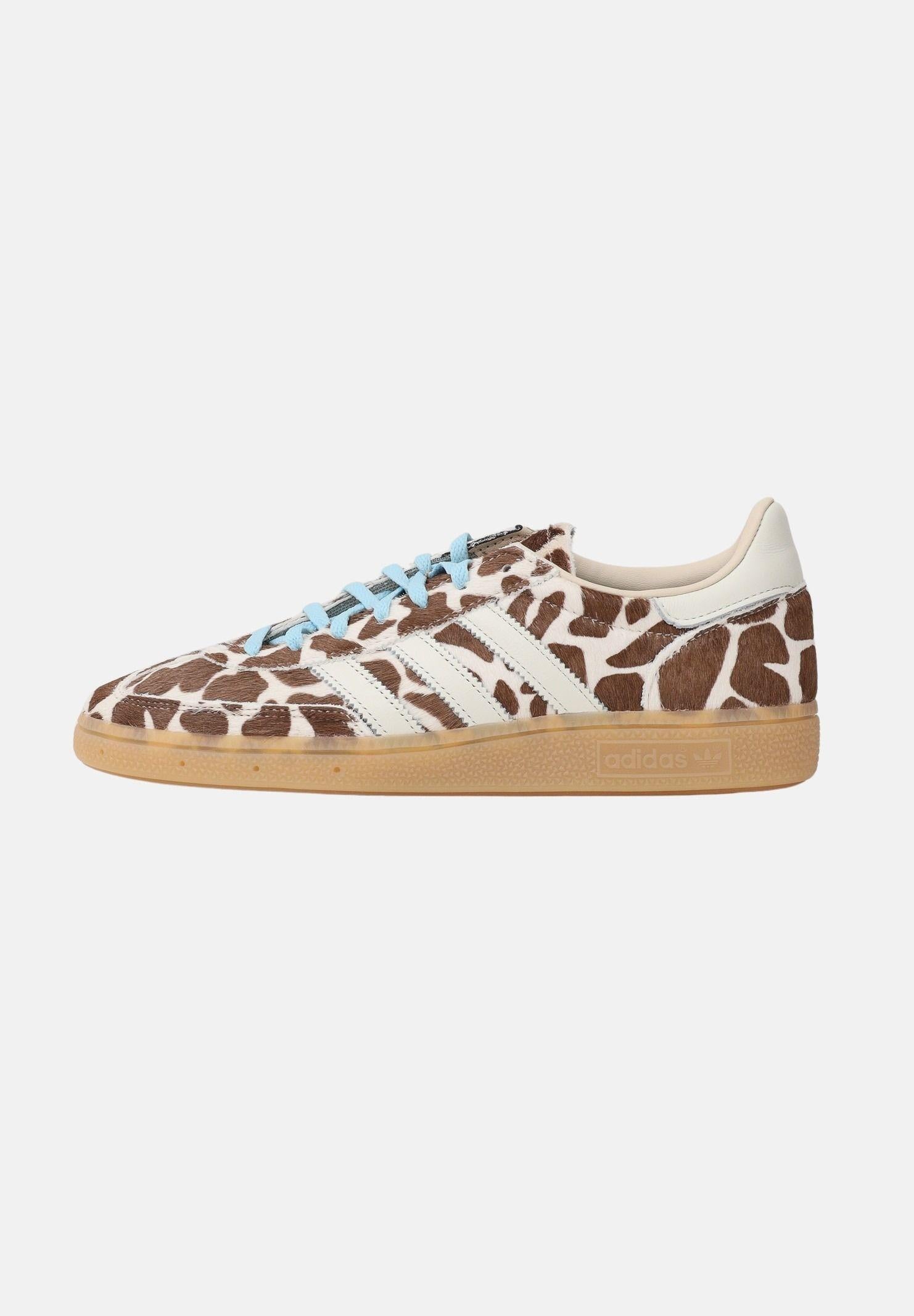 ADIDAS ORIGINALS Sneakers Handball Spezial panna e marrone per uomo e donna con motivo cavallino maculato KI6677 . ADIDAS ORIGINALS 