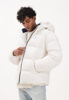 TOMMY JEANS Piumino bianco da uomo con logo DM0DM19786YBL . TOMMY JEANS 
