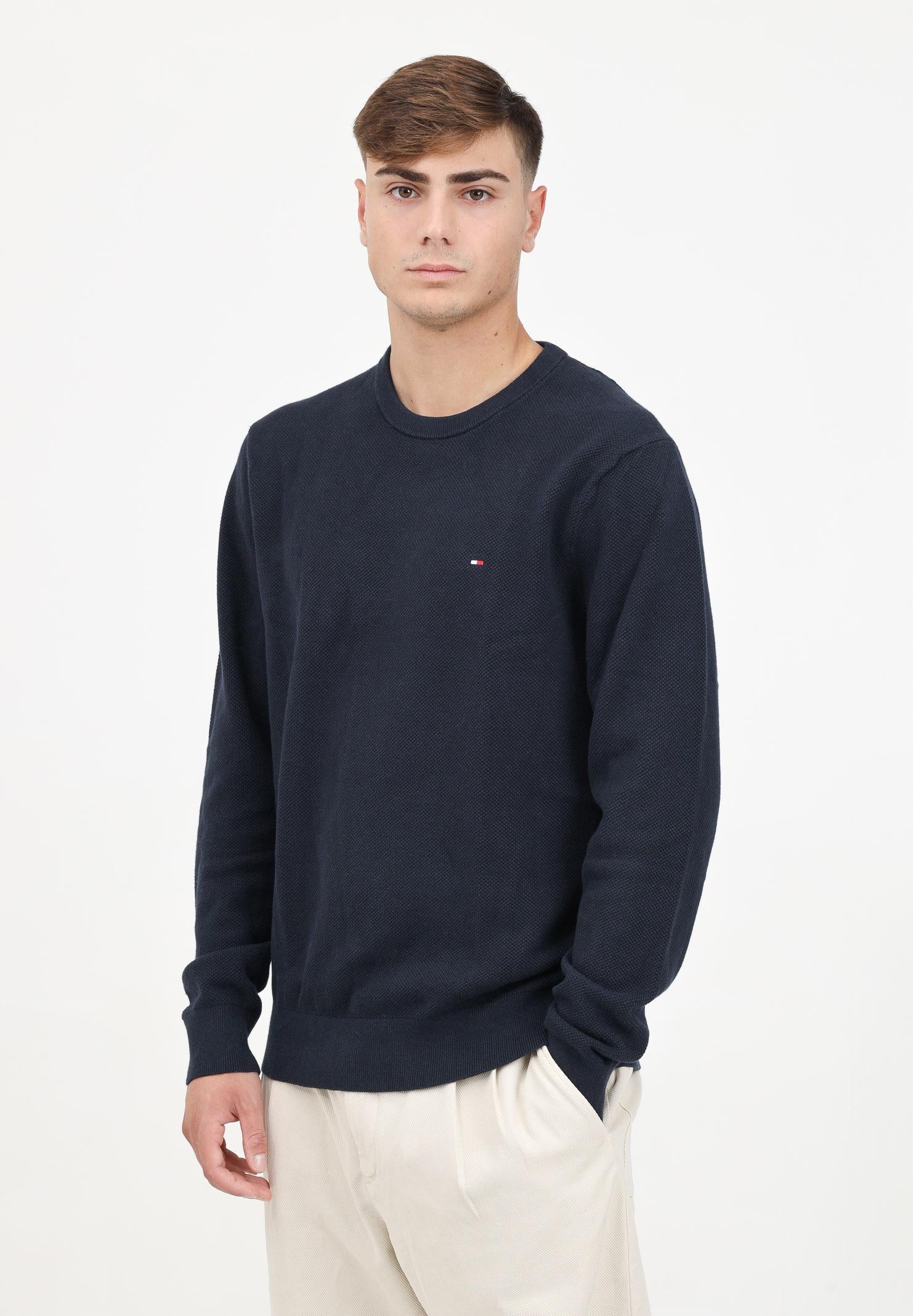 Maglioncino girocollo blu da uomo con ricamo bandierina MW0MW36347 DW5 TOMMY HILFIGER 