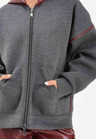 SIMONA CORSELLINI Felpa con zip grigia da donna caratterizzata da inserti in ecopelle bordeaux A25CPFE00301-C00006 V0751 SIMONA CORSELLINI 