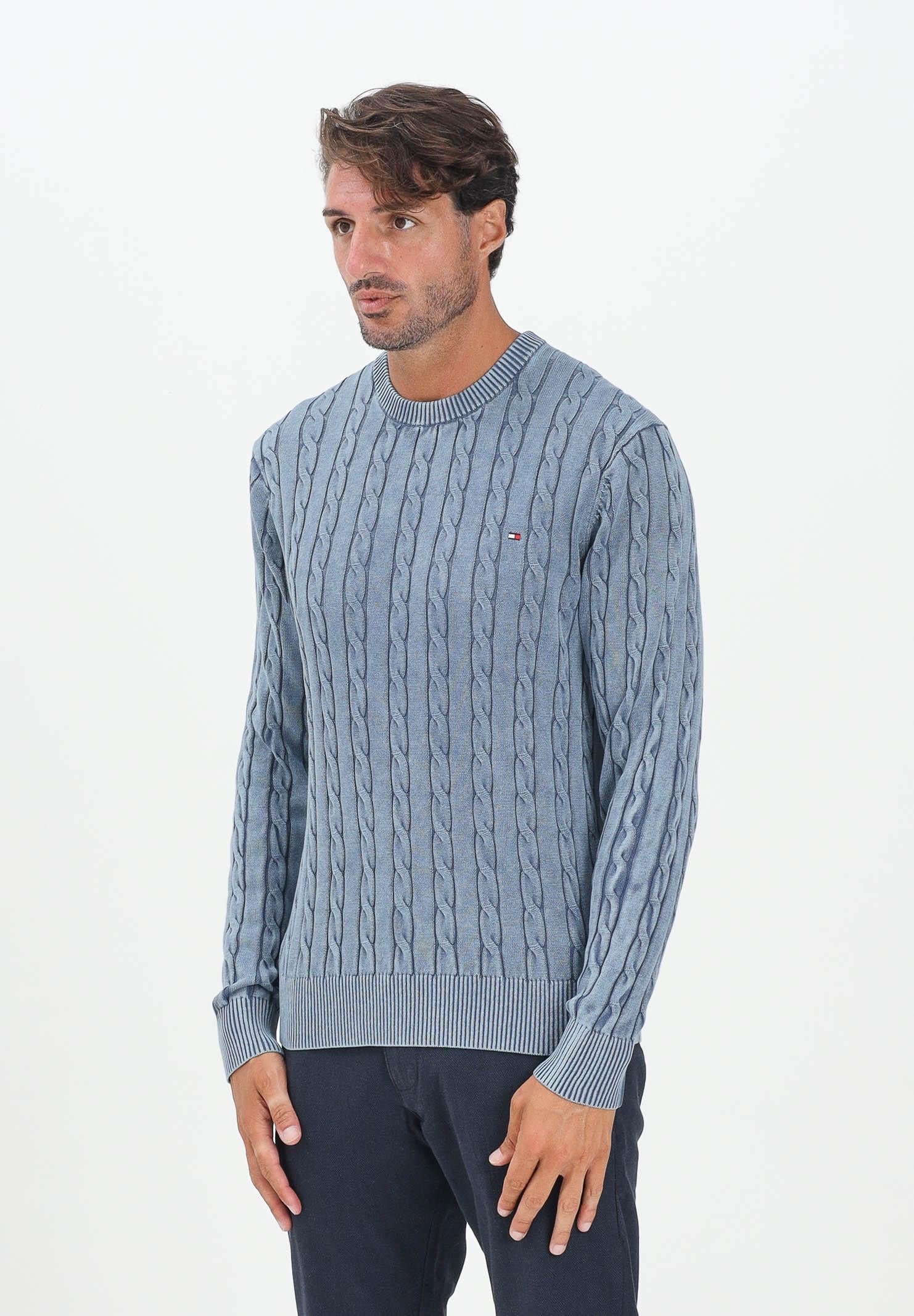 TOMMY HILFIGER Maglioncino girocollo azzurro da uomo in maglia intrecciata MW0MW39524C2B . TOMMY HILFIGER 