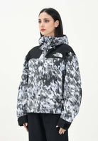 THE NORTH FACE Giacca a vento DryVent™ Mono Mountain con fantasia blu e nera da donna NF0A88YX8T01 . THE NORTH FACE 