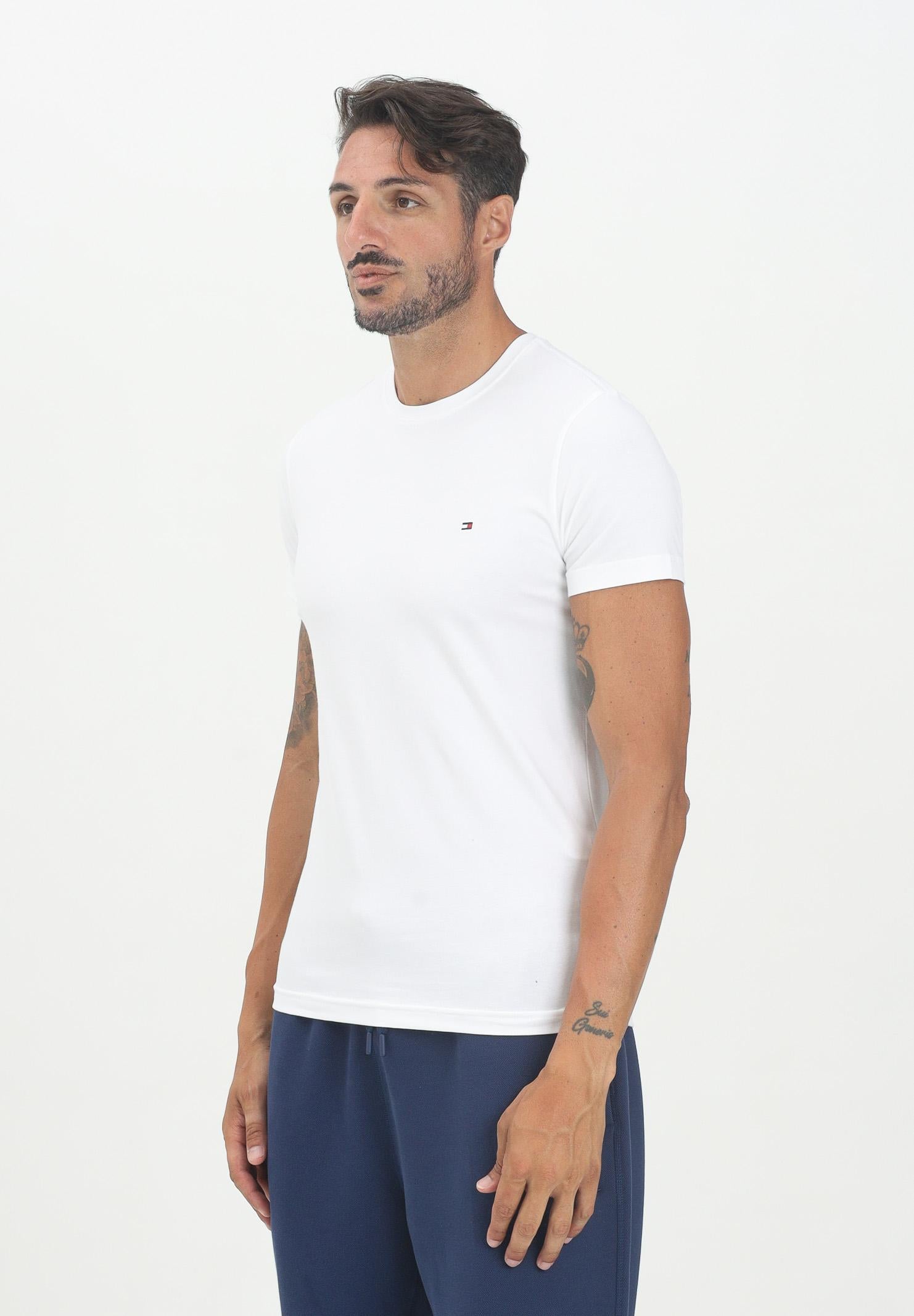 TOMMY HILFIGER T-shirt a manica corta TH Flex bianca da uomo MW0MW27539YBR . TOMMY HILFIGER 