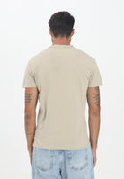 TOMMY JEANS T-shirt a manica corta beige da uomo con distintivo Tommy DM0DM20322RBV  TOMMY JEANS 