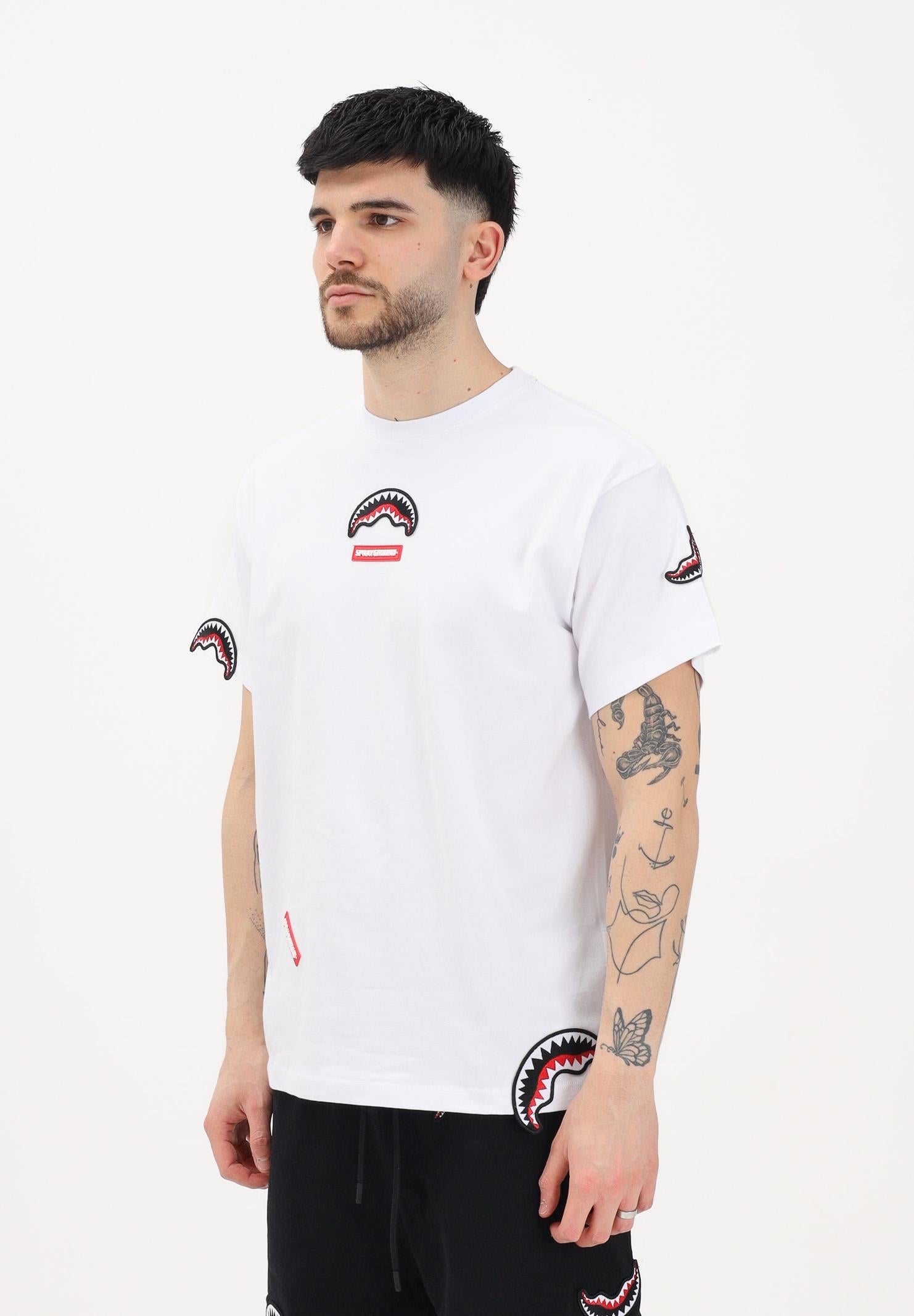 SPRAYGROUND T-shirt a manica corta bianca da uomo con dettagli grafici "shark" SP846WHT . SPRAYGROUND 