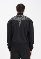 MARCELO BURLON COUNTY OF MILAN Felpa con zip nera da uomo caratterizzata da stampa grafica di ali F5CAMAJK020 110 MARCELO BURLON COUNTY OF MILAN 