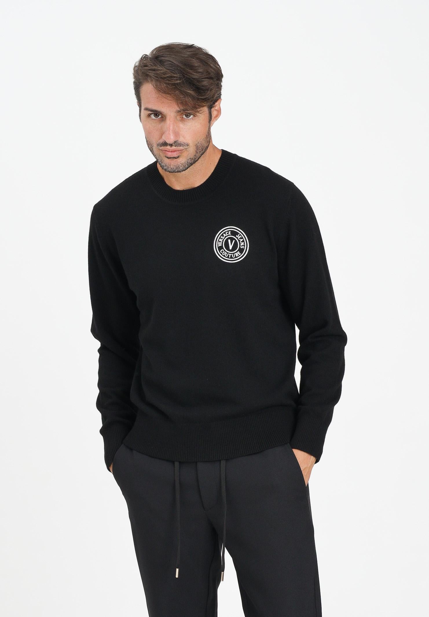 VERSACE JEANS COUTURE Maglioncino girocollo nero da uomo con logo V-Emblem 79GAFM00CMH81 L01 VERSACE JEANS COUTURE 
