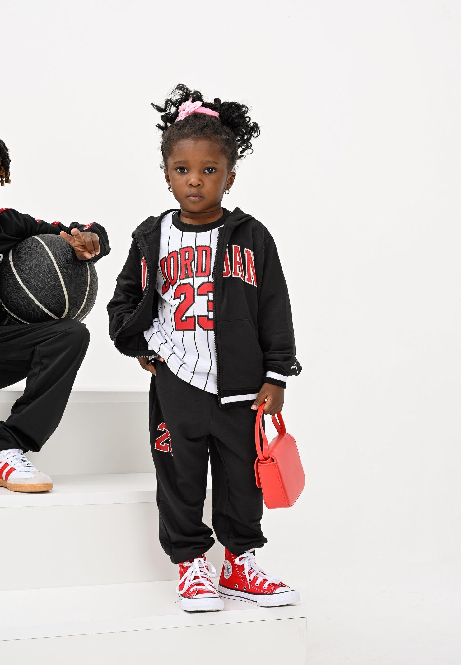 JORDAN Tuta nera per bambino e bambina composta da felpa, pantalone e t-shirt 85F275 023 JORDAN 