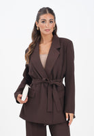 VICOLO Giacca marrone da donna con cintura TF0358 FU96 VICOLO 