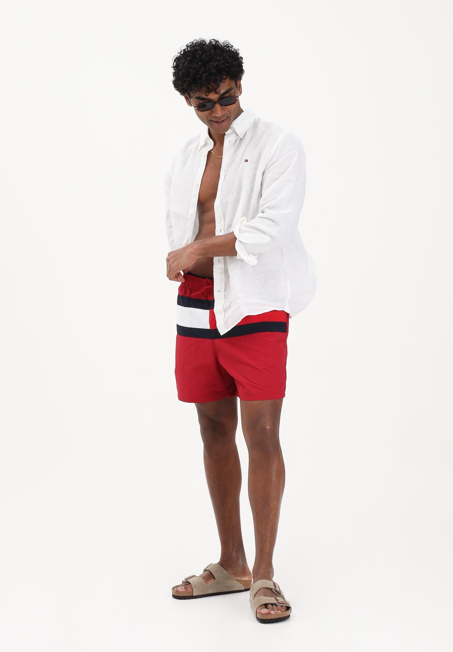 TOMMY HILFIGER Shorts mare rosso da uomo con bandiera Hilfiger UM0UM03474 XKC TOMMY HILFIGER 