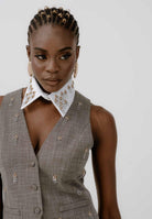 SIMONA CORSELLINI Gilet grigio da donna arricchito da piccole applicazioni metalliche A25CPGL00102-C00233 V0000 SIMONA CORSELLINI 