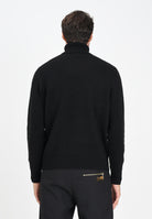 VERSACE JEANS COUTURE Maglione a collo alto nero da uomo con logo V-Emblem 79GAFM14CMH81 L01 VERSACE JEANS COUTURE 