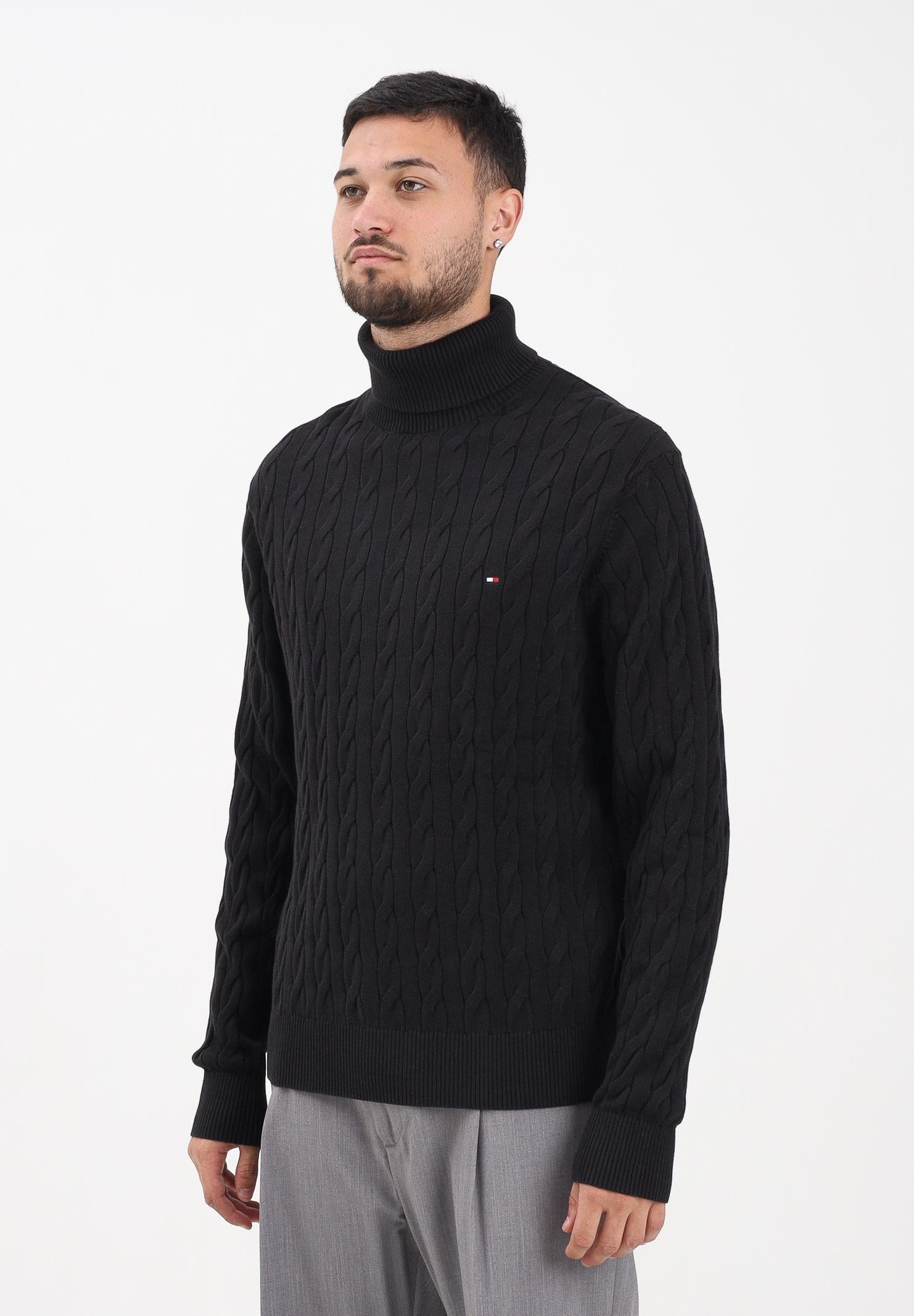 TOMMY HILFIGER Maglioncino a collo alto nero da uomo in maglia intrecciata MW0MW40439BDS . TOMMY HILFIGER 