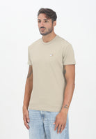 TOMMY JEANS T-shirt a manica corta beige da uomo con distintivo Tommy DM0DM20322RBV  TOMMY JEANS 
