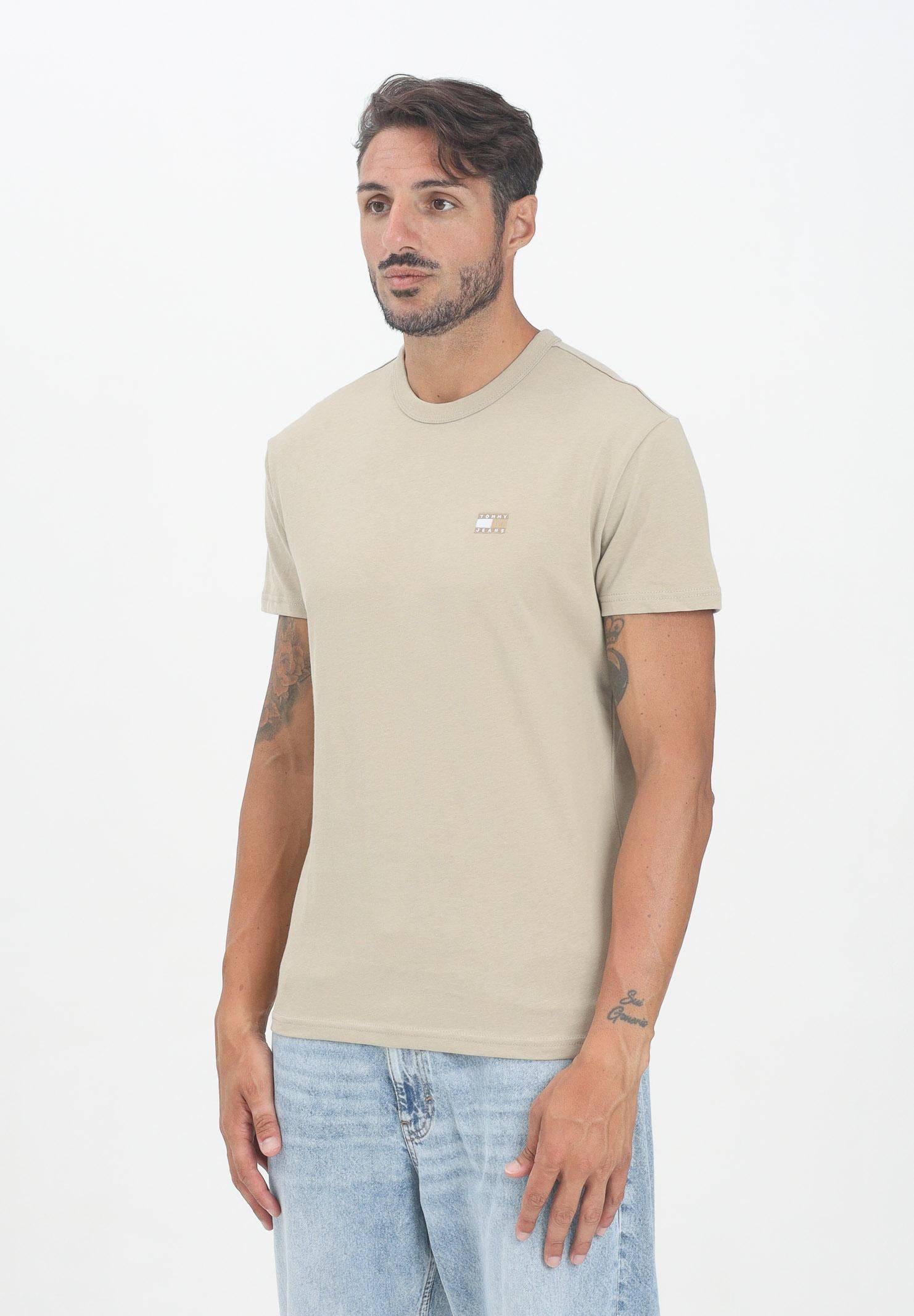 TOMMY JEANS T-shirt a manica corta beige da uomo con distintivo Tommy DM0DM20322RBV  TOMMY JEANS 
