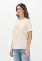 CALVIN KLEIN JEANS T-shirt a manica corta beige da donna con logo "CK Calvin Klein" LV047B865GC7P  CALVIN KLEIN JEANS 