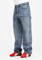 TOMMY JEANS Jeans in denim blu da uomo con ricamo sul retro DM0DM212031A5 . TOMMY JEANS 